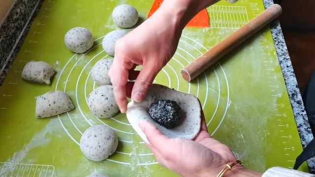 黑芝麻和面粉这样做，好吃营养还丰富，老少皆宜，制作还简单