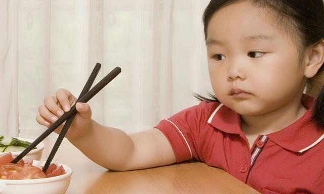 「你的育儿经」儿科医生点名的3种零食，孩子哭闹家长也别给吃，积食伤脾胃