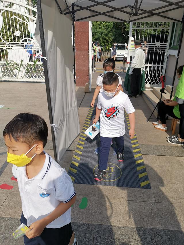 文汇网|最强力的保护，呵护“柔软”的他们！沪公办幼儿园今开园，小学一二三年级学生复学