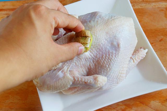 不加一滴水，用家里电饭锅就能轻松做出，鲜香四溢盐焗鸡，太香了