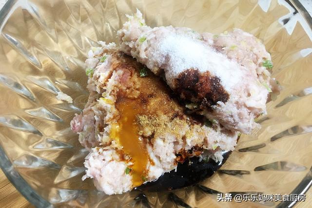 元旦后年关将至，教你调万能猪肉馅，多加“4味料”，加啥菜都香
