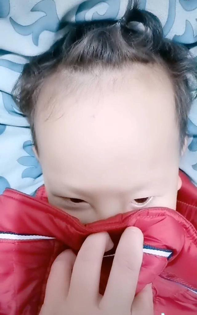 【超级宝妈】妈妈吐槽女儿额头占整张脸的50%，晒出照片后，网友们一阵错愕