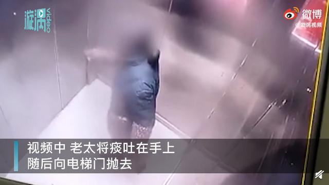 四川一老太电梯内向门上抛痰，监控拍下恶心一幕，网友：行为太疯狂