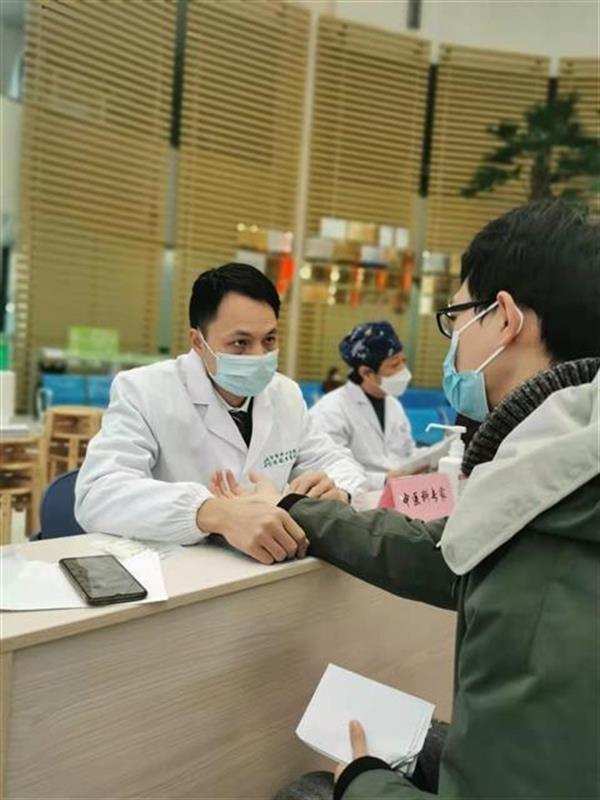 中医博士挂职引发“针刀效应”