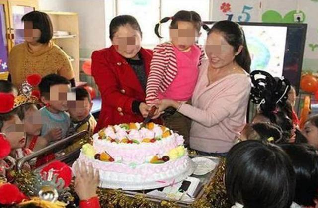 【你的育儿经】5岁女儿幼儿园过生日，老师让买“双层蛋糕”，妈妈：孩子吃不完