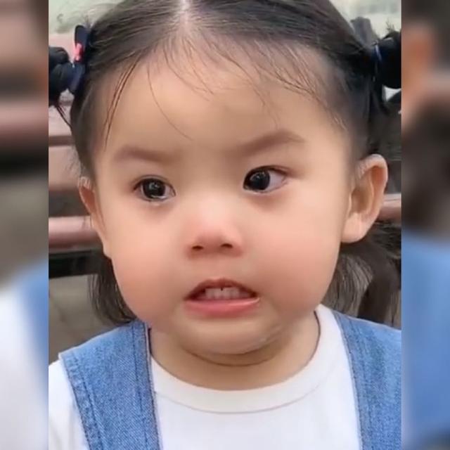 超级宝妈@萌娃强忍眼泪实力演绎“咬牙切齿”，网友：终究还是一人抗下所有