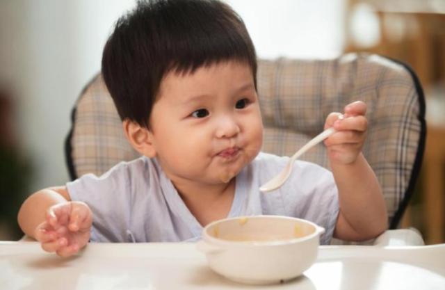 关于辅食的谣言，宝妈们不要轻信，别早早喂孩子“大人饭”