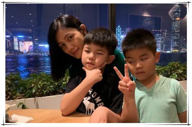 「超级宝妈」妈妈多抱了姐姐一会儿，二胎小宝眼里委屈含泪，网友：浓浓的醋味