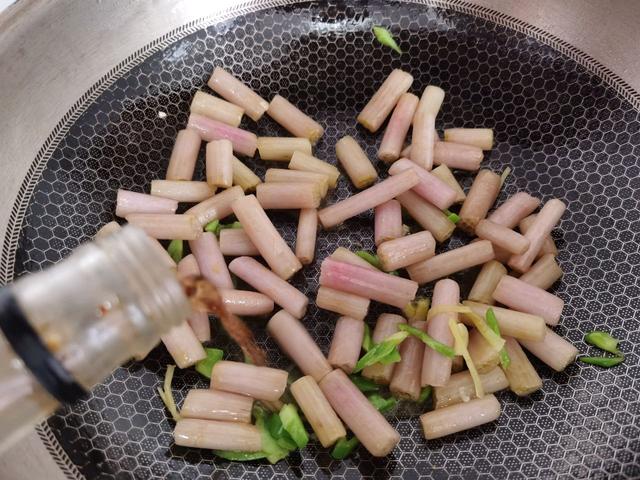 此菜少见但是营养很高，扔锅里炒一炒，清脆爽口真好吃