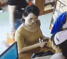 搞笑gif:妹子一个人吃肉多无聊啊,介意我去吗