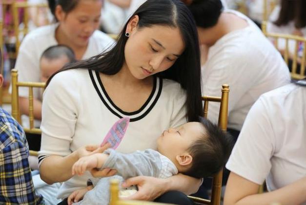 你的育儿经|在外哺乳遭遇不文明？终于可以不忍气吞声了，理直气壮这样来维权