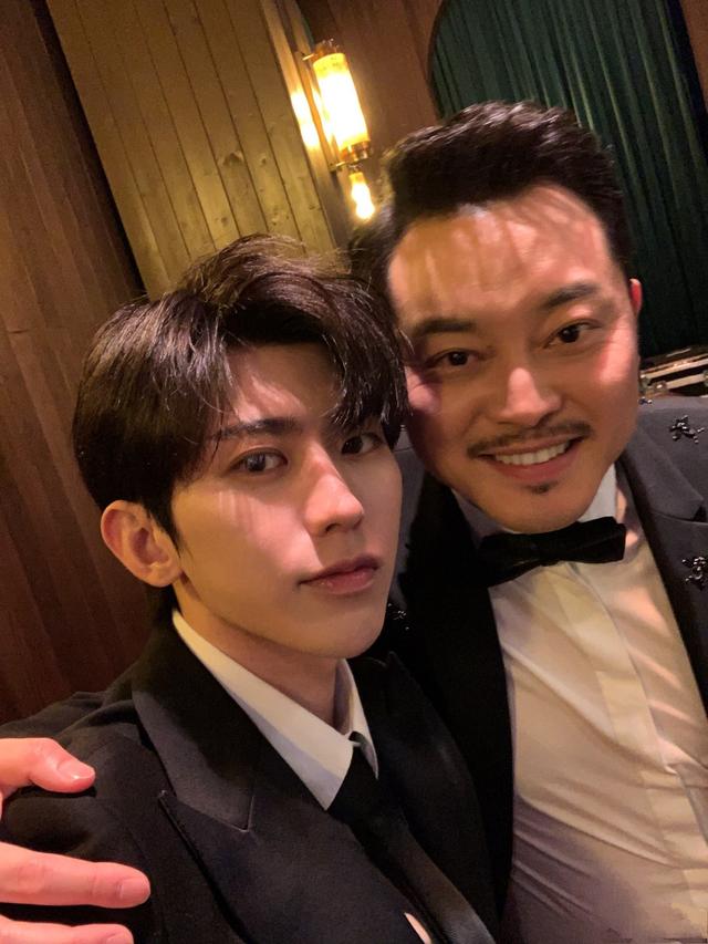 苞米地蒙面侠|蔡徐坤能走红不是没有道理的,还在染绿发的黄子韬真应该学学