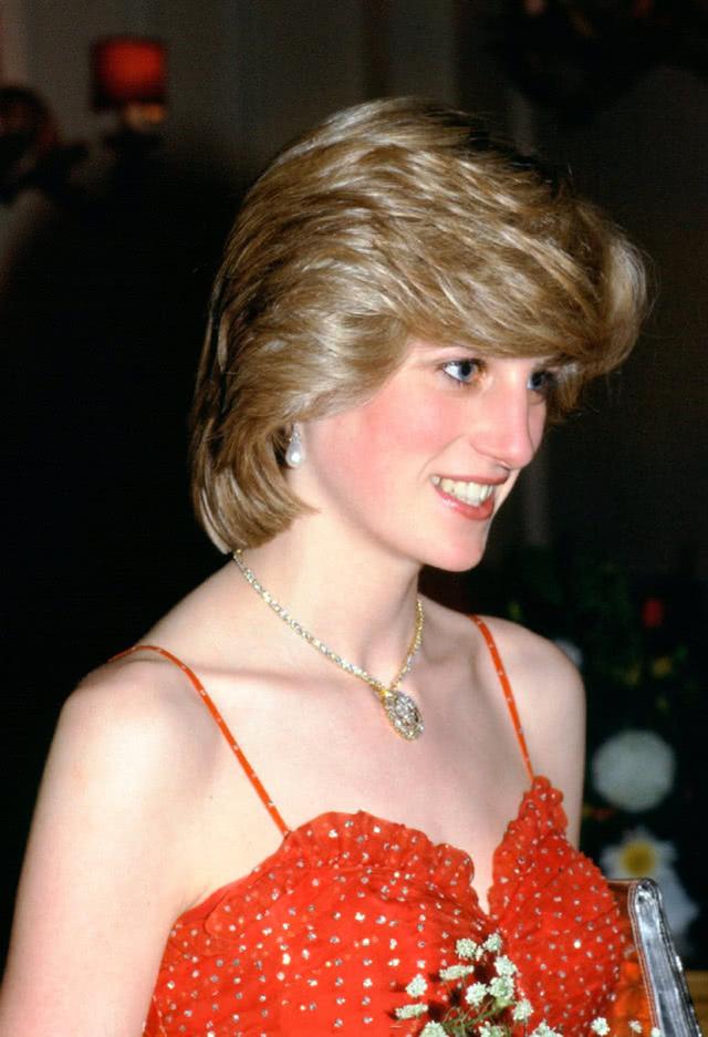 最时尚戴安娜王妃穿衣大胆让人惊讶，凯特梅根都不及，完美诠释玫瑰风采