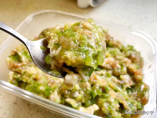 别总拿白菜包饺子了，试试这4种馅料，爽嫩开胃，香到舔盘子