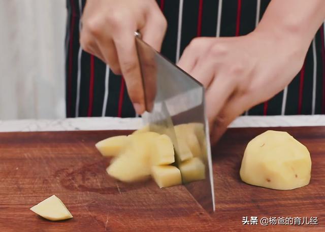 土豆洋葱鸡蛋饼的好吃做法，比披萨还美味，软嫩营养，孩子特爱吃