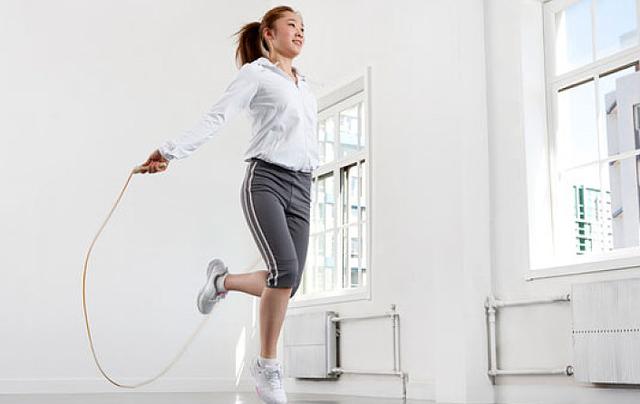 患有脂肪肝、高尿酸的人来说，应该多吃“2黄、少吃3白”