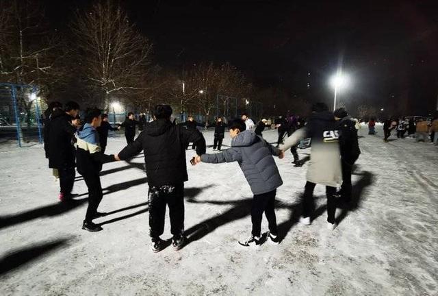 雪粉华，舞梨花，海天一色舞面纱！山东外事职业大学迎今冬首雪