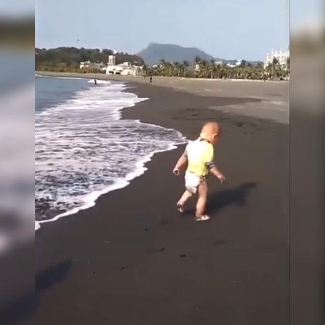 超级宝妈■“尿不湿”届大佬在海边玩耍火了，网友：这一坐是要吸干整个大海