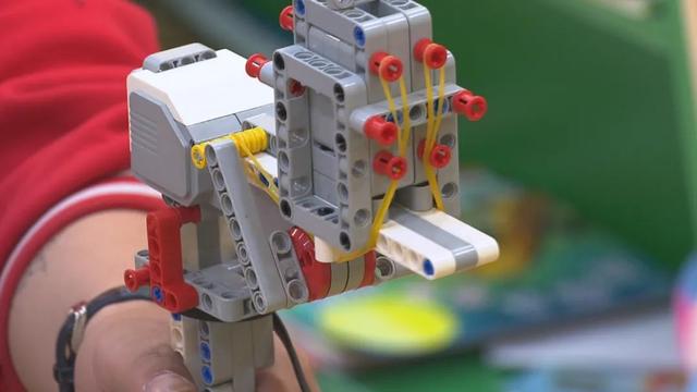 孩子|机器人会跳舞、玩具搭建“动物园”……小朋友们在这里玩嗨了