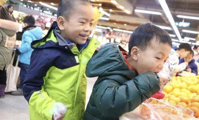 小男孩在超市吃樱桃，被店员指责没出息，妈妈的做法值得学习