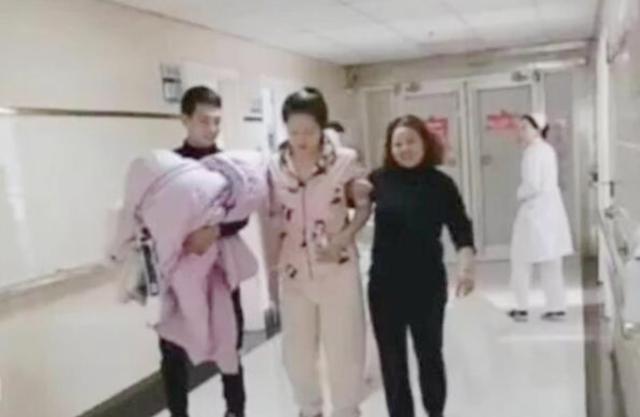 『你的育儿经』“最美孕妈”分娩后走出产房，医生也第一次见，众人：非人类所为
