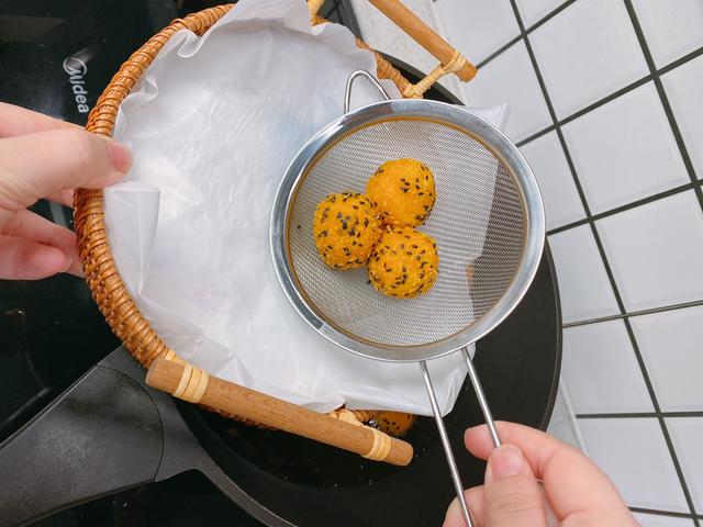 红薯丸子想要好吃，炸之前多做一步，表皮酥脆，第二天也不会回软