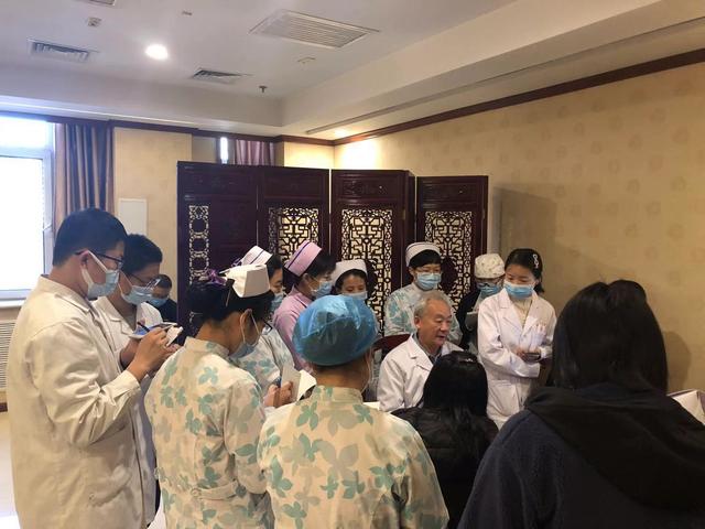 喜讯！李道政来到了河北省中医院护理门诊传经送宝