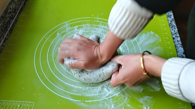 黑芝麻和面粉这样做，好吃营养还丰富，老少皆宜，制作还简单