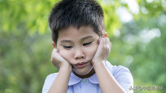 8岁男孩频繁眨眼，张嘴扭脖，医生：小儿抽动症，中药治疗效果好