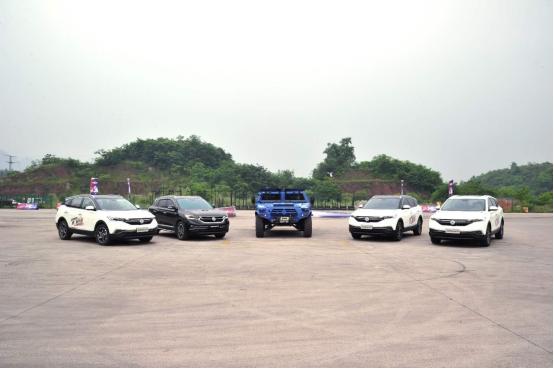 家有汽车@“军工硬汉”、中国猛士硬碰硬 东风风神AX7尽显锋芒