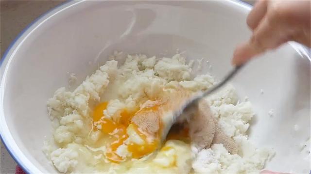 冬天的山药火了，加一碗面粉，不加水不加油，香甜松软，健脾益胃