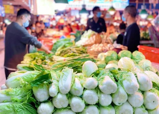 温州菜篮子农副产品批发交易市场负责人黄福亨介绍,近期蔬菜价格上涨