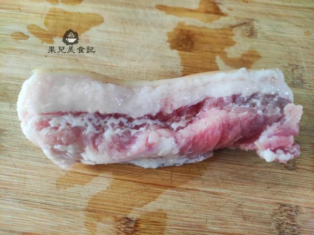 五花肉简单腌一腌，放锅里一煎，出锅后肥而不腻，吃着比烤肉还香