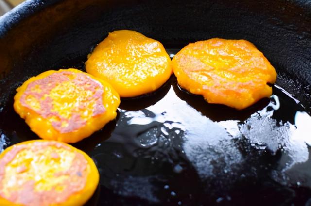 颜色诱人的南瓜饼，孩子们都抢着吃，简易版教程