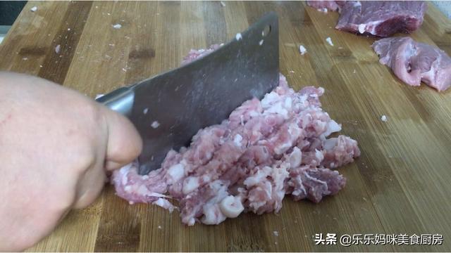 元旦后年关将至，教你调万能猪肉馅，多加“4味料”，加啥菜都香