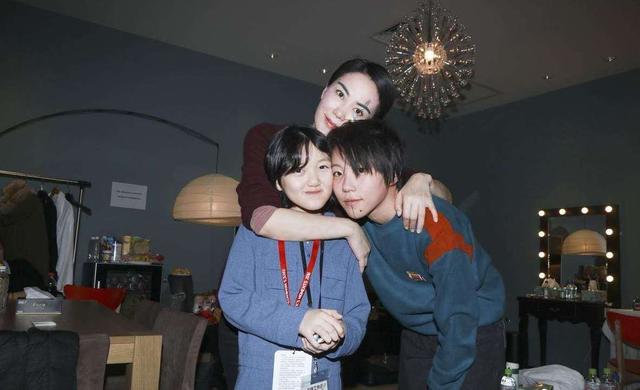 王菲庆李嫣14岁生日,母女同框似姐妹,李嫣竟用妈妈表情包手机壳|电影工厂