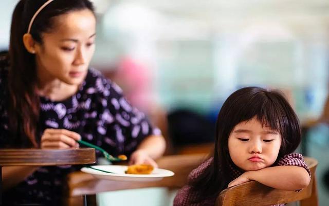 孩子出现这些反应，是积食的“底牌”，做好四点，让脾胃回归健康