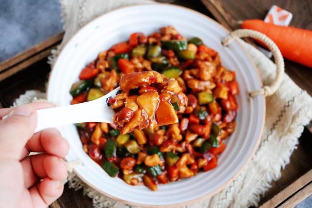 家常版的宫保鸡丁，做法简单，香辣开胃，看着就很有食欲