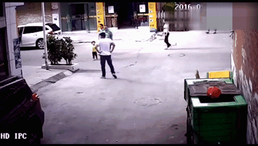 #栀蓝#6岁乞丐街头认出妈妈，却被拒相认：我不是你妈妈，我的孩子在家