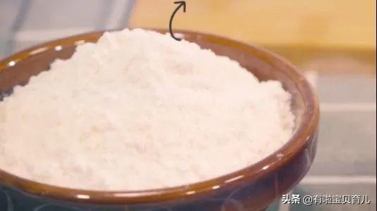 『你的育儿经』「鸡丝菠菜面」鲜嫩可口，富含维生素和纤维素，宝宝根本停不下来