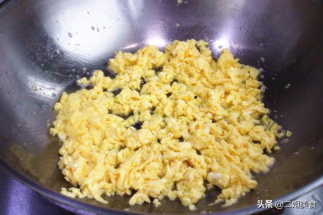 冬天，青萝卜外皮营养极高，扔了太可惜了，做成饺子吃，特别香