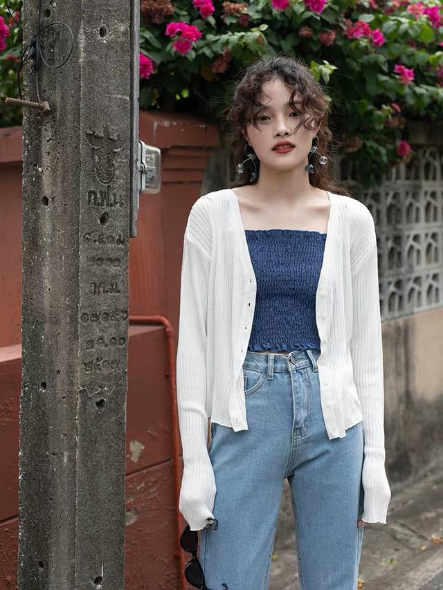 第五大道钟楚曦清新甜美亮相,穿碎花防晒衫沐浴阳光,肤白貌美藏不住了