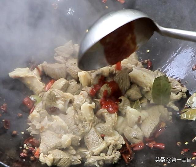 红焖羊肉，大厨的拿手菜！羊肉鲜嫩，味道纯正，冬天吃完直冒汗