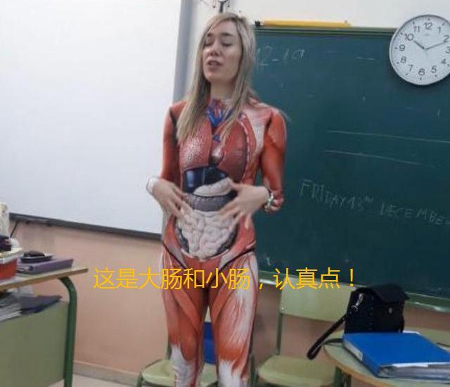 女教师穿“特殊服装”上课，学生们都没眼看，专家怒斥：尺度过大