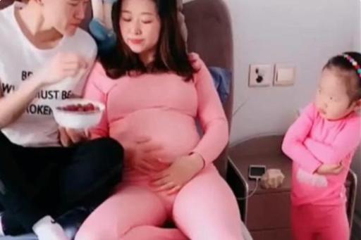 你的育儿经：爸爸喂妈妈吃草莓，旁边女儿的眼神很“犀利”，网友：哄不好了