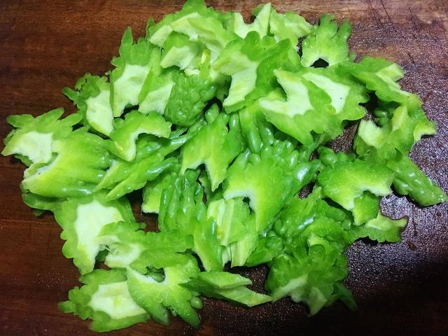 冬天多吃牛肉，滋补身体还御寒，用凉瓜炒，好吃不油腻