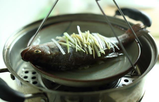 39万赞的清蒸大黄鱼，林更新晒晚餐照，想不想get一个同款