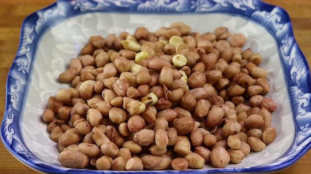 炸花生米，很多人一下锅就错，大厨教你这技巧，花生酥脆不焦