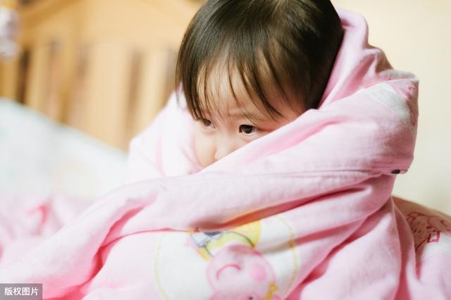 【超级宝妈】宝宝晚上老踢被子不怕冷？其实孩子有他的苦衷，妈妈却不知道