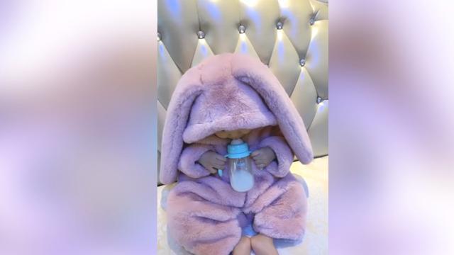「你的育儿经」宝宝喝奶的样子有点忧愁，这样窝在沙发上喝奶的样子，也很可爱